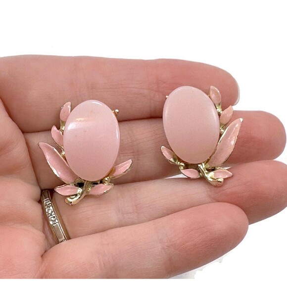 Unbranded Jewelry - Vintage Pink Thermoset Clip Earrings: Enamel Gold Tone, 50s MCM